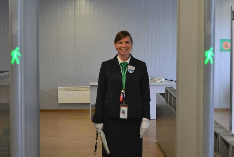 Инспектор по досмотру в ожидании первых пассажиров