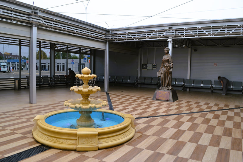 Летний дворик терминала Внутренних линий