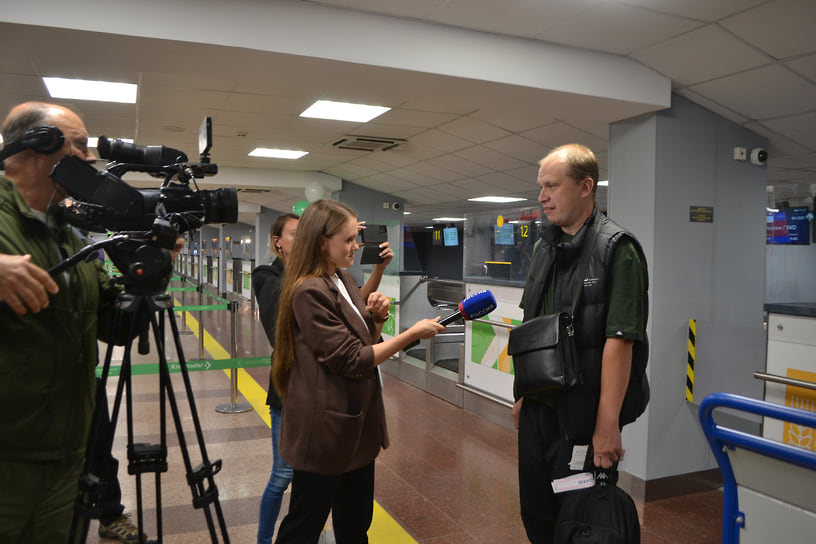 Журналисты спешили взять комментарии у первых пассажиров