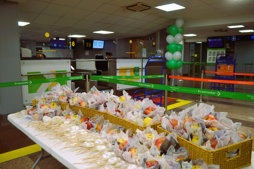 Всех пассажиров угощали яблоками и леденцами