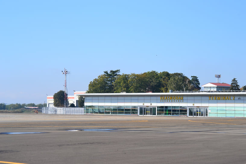 Согласно решению Росавиации, первое время аэропорт краевой столицы будет принимать и отправлять рейсы в период с 09:00 до 19:00 мск