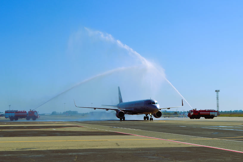 Самолет по традиции встречали водяной аркой