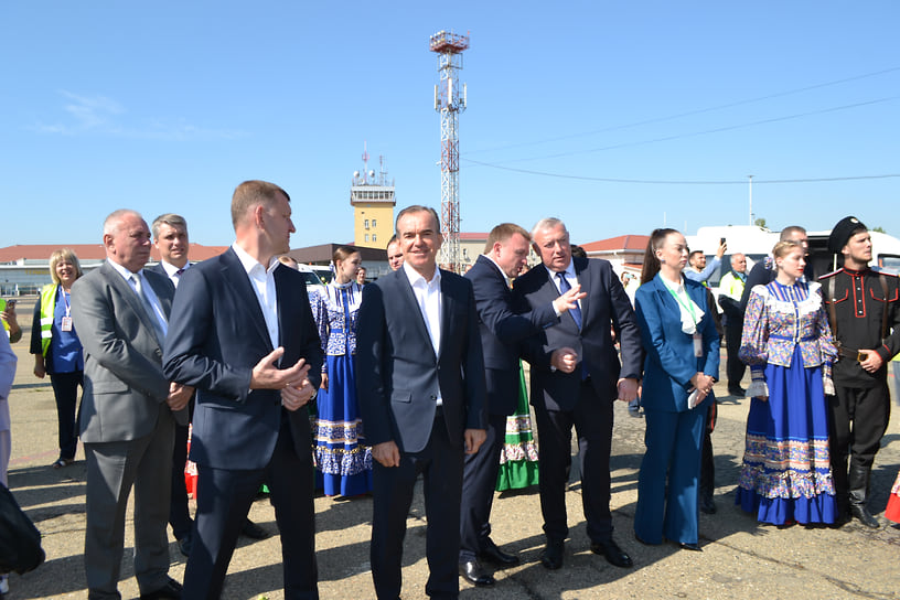 Пассажиров, прилетевших из Москвы, встречали губернатор Кубани Вениамин Кондратьев, его заместитель Евгений Пергун, глава Краснодара Евгений Наумов, представители СМИ