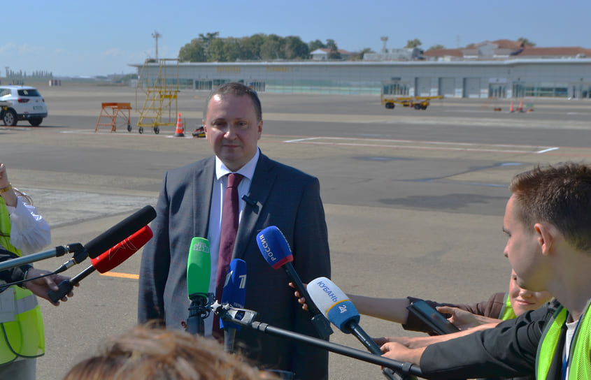 Заместитель руководителя Росавиации Алексей Буевич дает комментарии СМИ