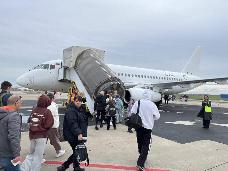 В дальнейшем рейсы по этому маршруту запланированы дважды в неделю по средам и субботам. Полеты выполняют на самолете Sukhoi Superjet 100. Время в пути — 3,5 часа