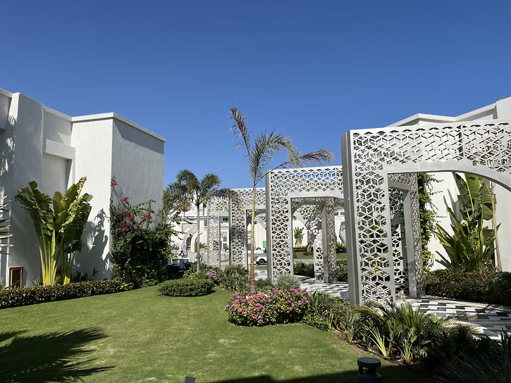 Отель расположен на первой линии, имеется свой коралловый риф