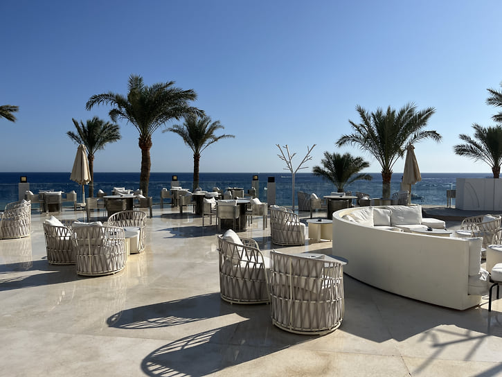 С балконов в номерах открывается вид на море