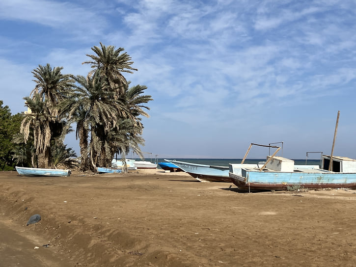 На территории заповедника Набк расположена не только пустыня, но и море. Есть несколько красивых пляжей с мангровыми зарослями, а есть пляж с рыбацкими суденышками