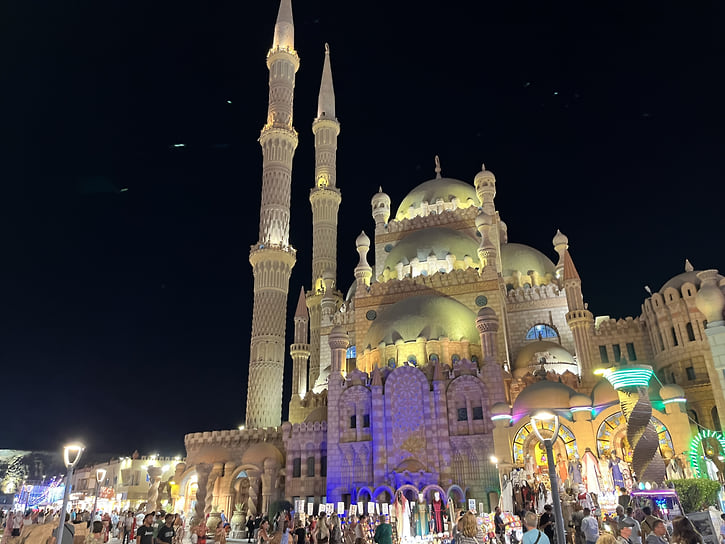 Мечеть Аль-Сахаба расположена в Старом городе в Шарм-Эш-Шейхе. Первый камень мечети был заложен 10 января 2011 года