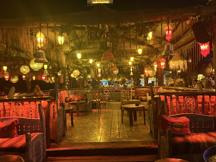 Задуманное как небольшая бедуинская чайная, Farsha превратилось в одно из самых фотографируемых и популярных мест в городе