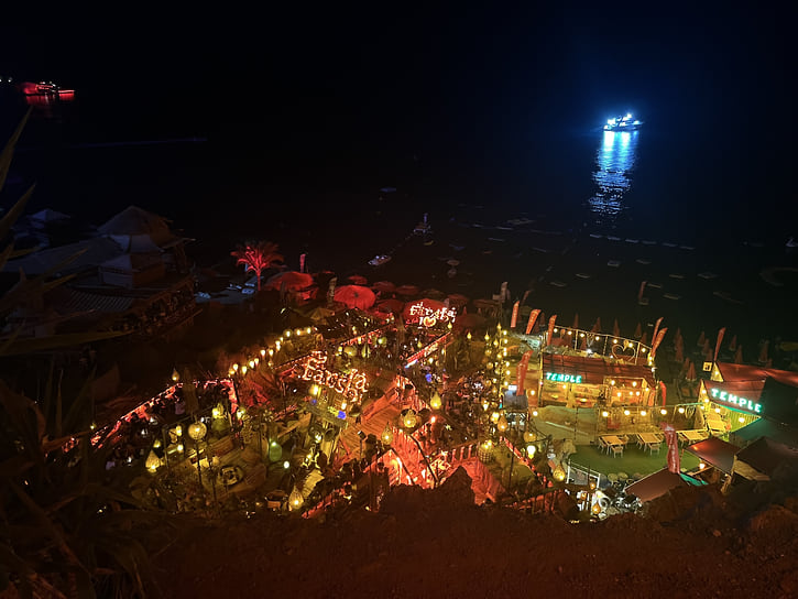 Кафе Farsha — самый известный ресторан в Шарм-Эш-Шейхе. Расположен на скалах Хадабы