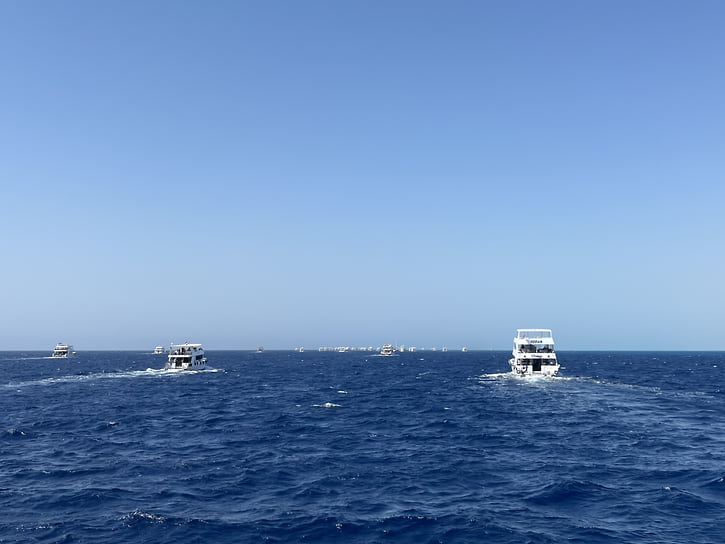 Еще одна из самых популярных экскурсий — морская прогулка на яхте. Как правило, туристов везут к большому скоплению коралловых рифов, где можно поплавать с маской или погрузиться с аквалангом