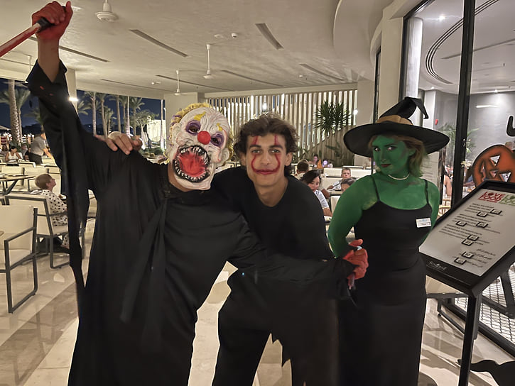 Персонал отеля нарядился в жутковатые костюмы и, кажется, развлекался больше всех