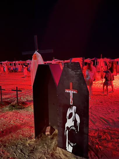 Такие «инсталляции» соорудили на пляже в ночь на 1 ноября