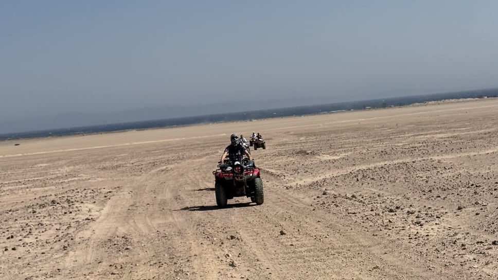 Популярная экскурсия в Шарм-эль-Шейхе — поездка в заповедник Набк. Здесь по бескрайней пустыне туристы катаются на квадроциклах и верблюдах