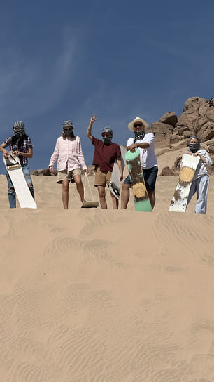 Еще одно развлечение для туристов — сэндбординг. Катание на специальной доске по песчаным дюнам и барханам. Это спорт, который сочетает элементы серфинга, скейтбординга и сноубординга