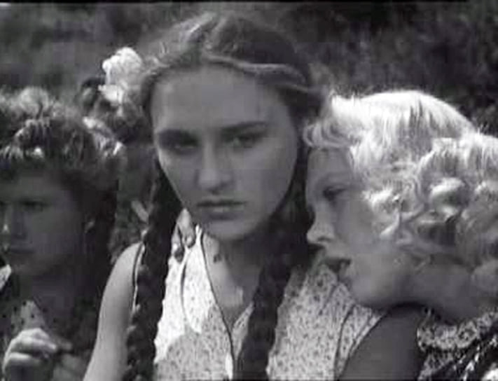 Чтобы стать студенткой ВГИКа, Нонне Мордюковой пришлось сбежать из дома, вспоминает артистка в своей книге «Не плачь, казачка». «Я спросила у приемной комиссии: “А что вам надо делать?” Ну, они: “Прочтите хотя бы что-нибудь”. Я: “Из газеты, что ли? Не хочу”. Они совсем на меня как на идиотку посмотрели. Ну и тогда я рубанула: “Давайте мне мой аттестат зрелости, пойду мытарить дальше”. И они как расхохотались. И приняли без всяких моих выступлений»,— вспоминала Нонна Мордюкова вступительные экзамены в интервью «Московскому комсомольцу»