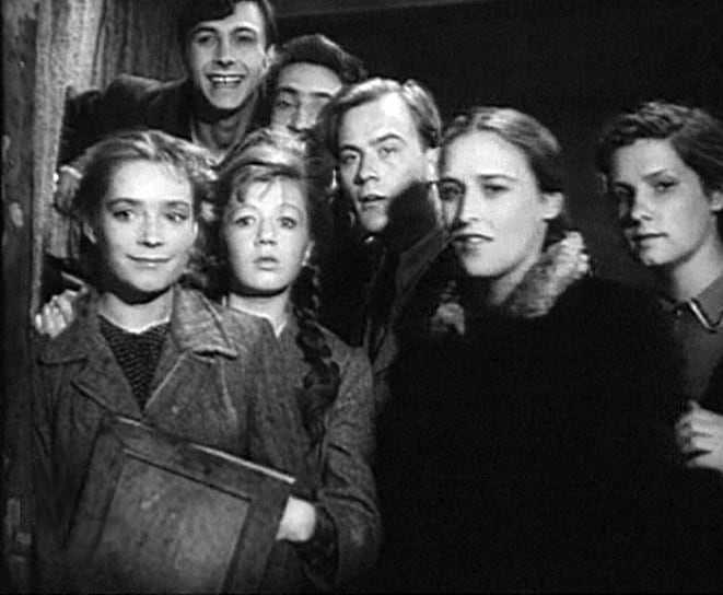 «Когда еще студенткой я сыграла Ульяну Громову и пережила вместе со своими друзьями, такими же молодыми, начинающими актерами и актрисами, первый успех, мне все еще казалось, что отныне так ладненько-складненько жизнь и пойдет дальше. А как же иначе, думалось мне. Мы ведь такие хорошие, старательные, честные, пылкие, у нас у всех пятерки по мастерству…Но вот отшумела премьера, отзвенели в прессе все добрые слова в наш адрес, а дальше — тишина. Ни один режиссер, ни одна студия не приглашали нас больше сниматься»,— из интервью Нонны Мордюковой журналу «Искусство кино»