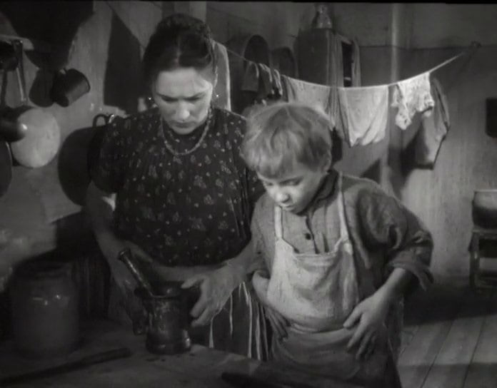 «В “Тихом Доне” оказалась не нужна. Как я страдала, как мучилась, что без меня обошлись! Мне представлялось в ту пору, что и в искусство-то я пришла, чтобы сняться в “Тихом Доне”. Да что там сняться... Я готова была лечь посредине степи и стать рекой, деревом, холмом, лишь бы только послужила фильму о земле, которую исходила в детстве и юности босыми ногами»,— из интервью актрисы журналу «Искусство кино»