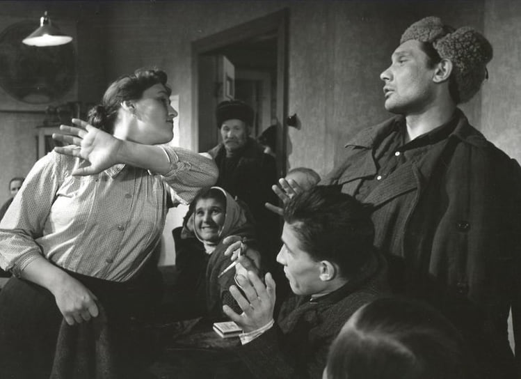 После того как «Тихий Дон» снял земляк Нонны Мордюковой — режиссер Сергей Бондарчук, актриса говорила: «Не то беда, что без меня. Это отболело. Другое хуже: Бондарчук, похоже, вообще без наших актеров решил справиться. И Аксинью, и Григория играют иностранные “звезды”, а наши артисты служат на подхвате. Кто же это Бондарчука так надоумил? Вы только представьте: выходит к камере надушенная мадам, языка не знает, обычаев не ведает, суровая сорочка ей тело занозит... Что она в “Тихом Доне” понять в состоянии? Может, какой-нибудь приз в Каннах-маннах они с Бондарчуком и получат, но народ наш, так мне кажется, этот фильм не примет»