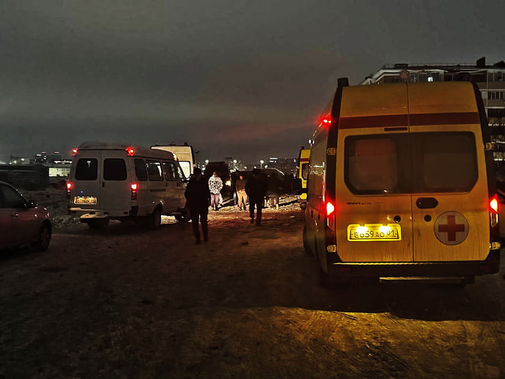 Первые сообщения о ЧП появились в пабликах около 23:00. Очевидцы сообщали о громком звуке, после которого у жилой многоэтажки в ауле Новая Адыгея (граничит с Краснодаром) вспыхнул сильный пожар
