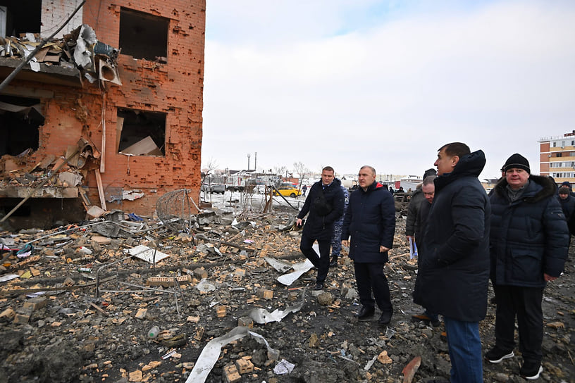 Власти республики приступили к оценке ущерба. По предварительной информации, полностью сгорело 15 автомобилей, повреждены 25. Количество пострадавших квартир пока не сообщается