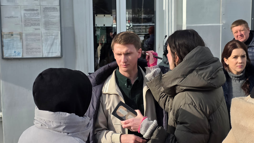 Гример поправляет грим во время короткой паузы между съемками