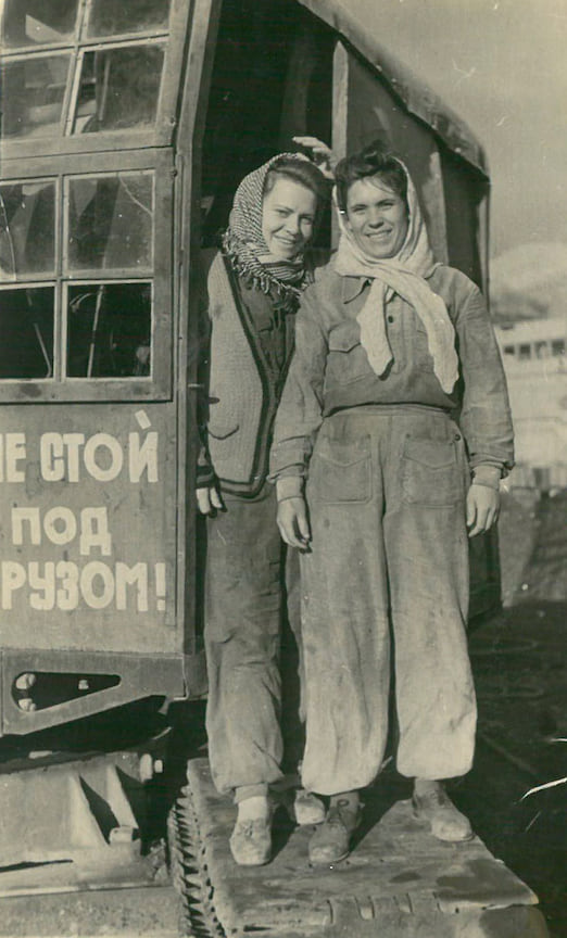 1949. Крановщицы Восточного района. В. Иванова (слева), И. Иорданова
