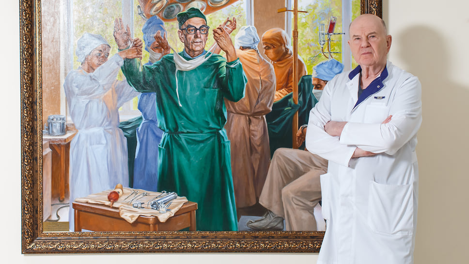 Владимир Порханов около портрета своего учителя Льва Богуша, известного советского хирурга, одного из основоположников торакальной хирургии в СССР
