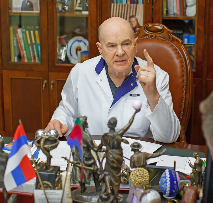 Академик РАН, Герой Труда РФ, главный врач ГБУЗ «Научно-исследовательский институт — Краевая клиническая больница №1 имени профессора С. В. Очаповского» (НИИ-ККБ №1) Владимир Алексеевич Порханов
