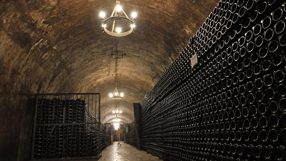 Подвалы «Абрау-Дюрсо», где на протяжении второго столетия хранятся фирменные вина предприятия, являются частью экскурсионных маршрутов в рамках эногастрономического туризма