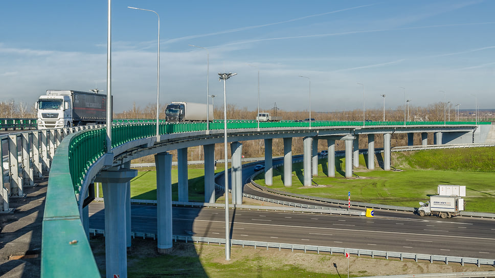 По территории Кубани пролегает более 45 тыс. км дорог, сооружено более 1100 мостов и путепроводов, построено более 50 транспортных развязок
