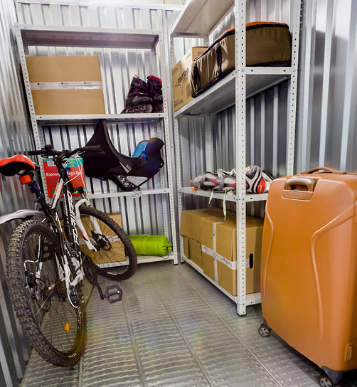 Хранить вещи в маленькой квартире без балкона людям становится невозможно 