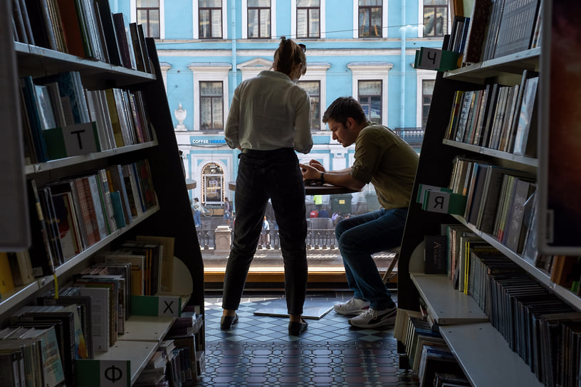 На Дону количество компаний, торгующих книгами, в 2025 году на 5,8% сократилось в сравнении в 2024 годом и почти на четверть в сравнении с 2022 годом