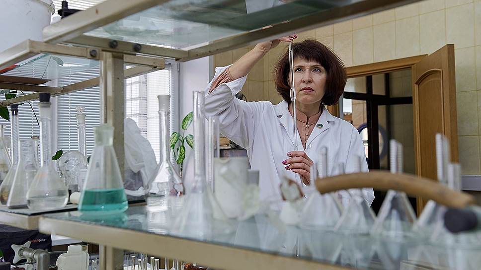Профессор Светлана Сайкова в лаборатории Института фундаментальной биологии и биотехнологий СФУ