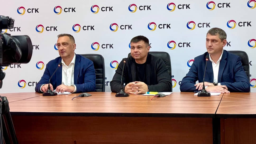 (Cлева направо) Сергей Иванов, директор красноярской теплосети; Антон Баев, директор по тепловым сетям СГК; Андрей Петренко, директор теплосетевого подразделения СГК в Хакасии