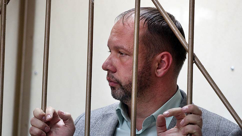 Суд решил, что Дмитрию Шурову лучше сидеть под домашним арестом, а не за решеткой