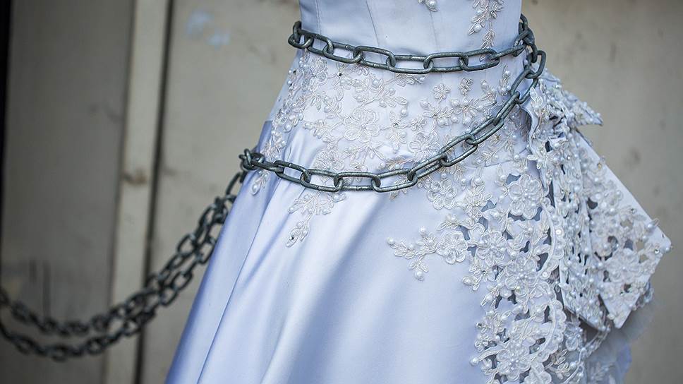 Судебные приставы сносят цех фабрики по пошиву свадебных платьев в городе Павлово
