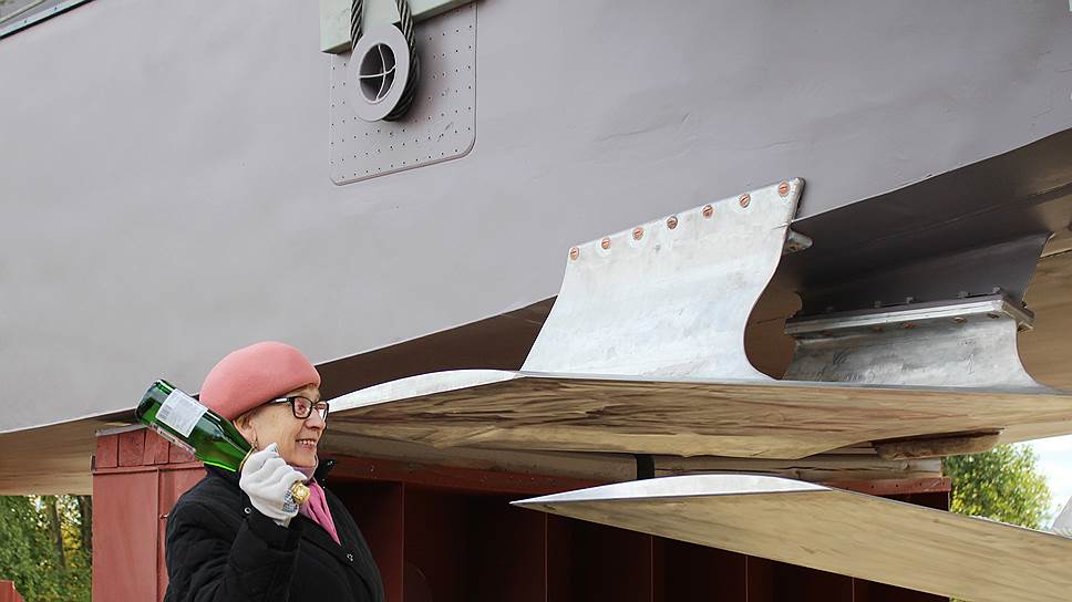 Дочь Ростислава Алексеева Татьяна разбивает бутылку шампанского во время спуска судна