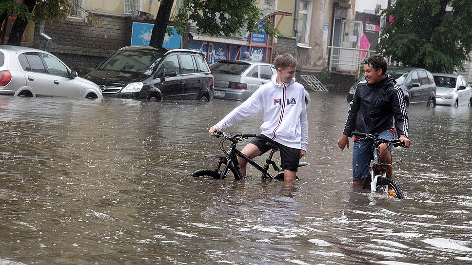 Во время сильных ливней улицы в историческом центре Нижнего Новгорода превращаются в реки, а некоторые площади — в пруды