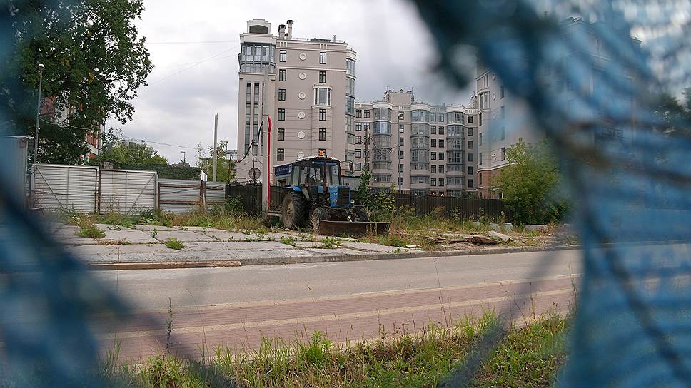 Стройка на площади Горького тянется с начала 2000-х годов, ­одно время там предлагали разбить сквер