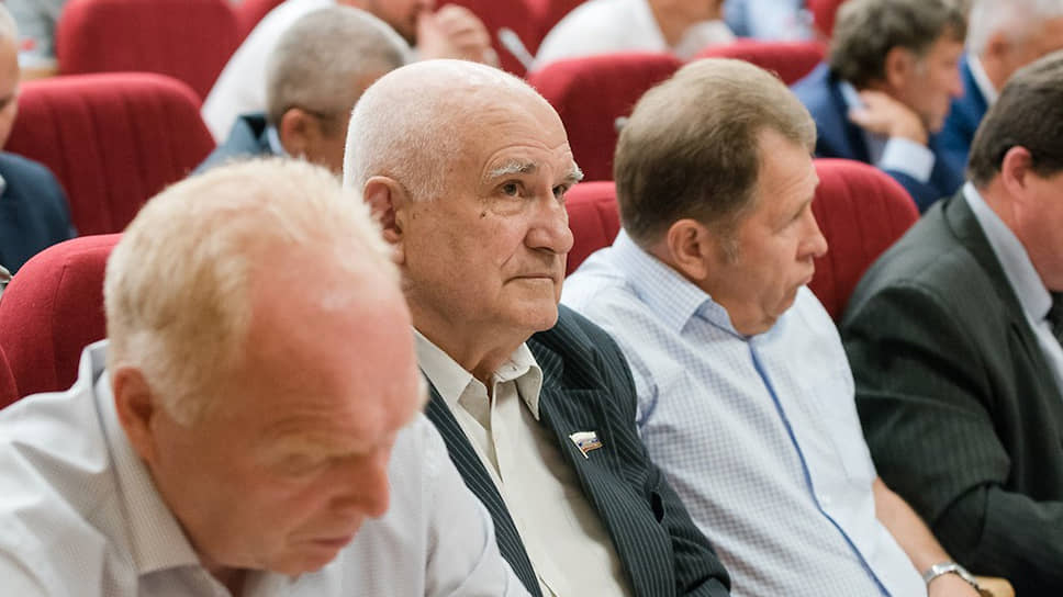 Новым председателем кировского заксобрания, вероятно, станет Владимир Бакин (в центре) 
