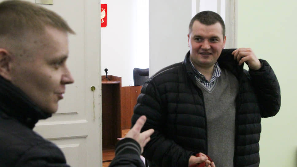 Оправданный Сергей Кудашов (слева) и адвокат Артем Никитин довольны решением суда