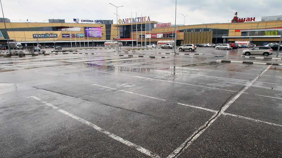 Парковки нижегородских торговых центров, которые закрыли из-за пандемии коронавируса, непривычно ­пустынны