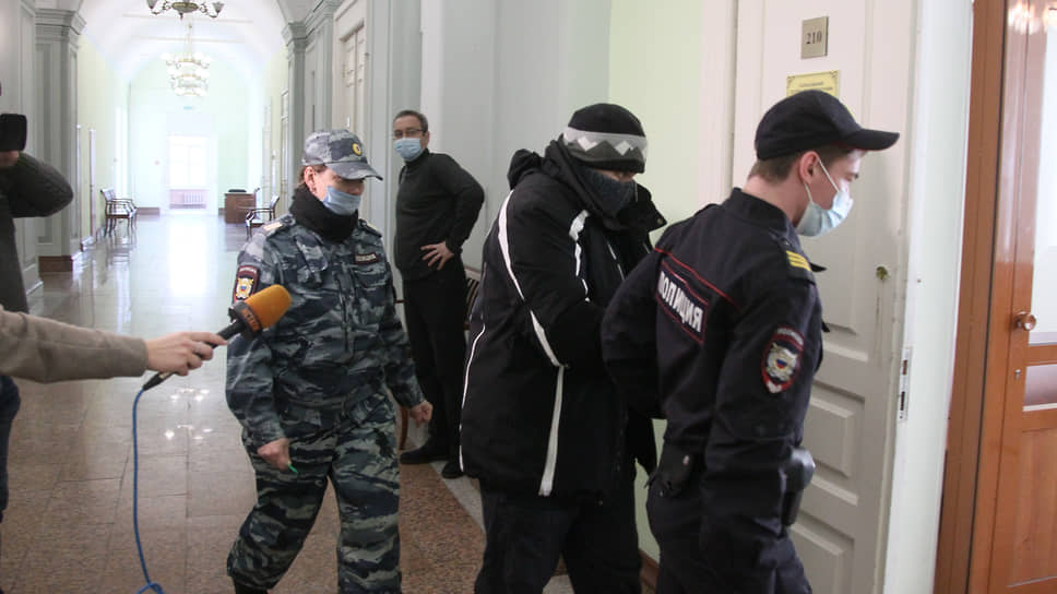 Бывший полковник ГУВД Андрей Кислов перед залом суда