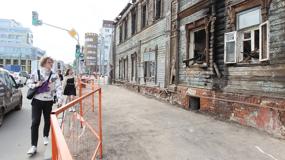 Областные чиновники обещают восстановить исторический дом после пожара, а городские решили его пока разобрать