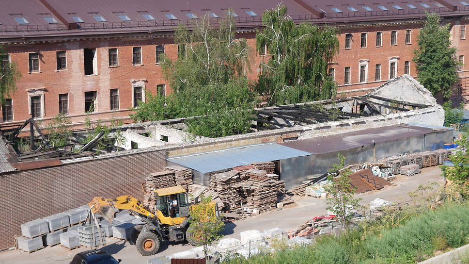 На месте полуразрушенного склада казарм (на переднем плане) планируют кремлевскую парковку