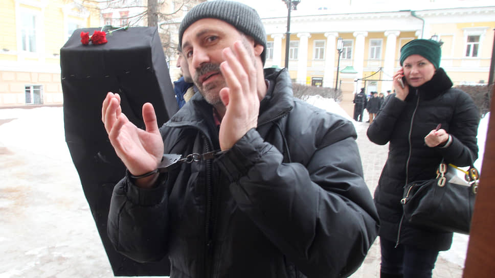 Илья Мясковский, задержанный за несогласованный пикет, входит в здание Нижегородского районного суда.