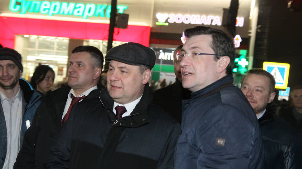 Белорусский премьер-министр Роман Головченко (в центре) в сопровождении губернатора Глеба Никитина (справа на переднем плане) побывал на промышленных предприятиях Нижнего Новгорода.