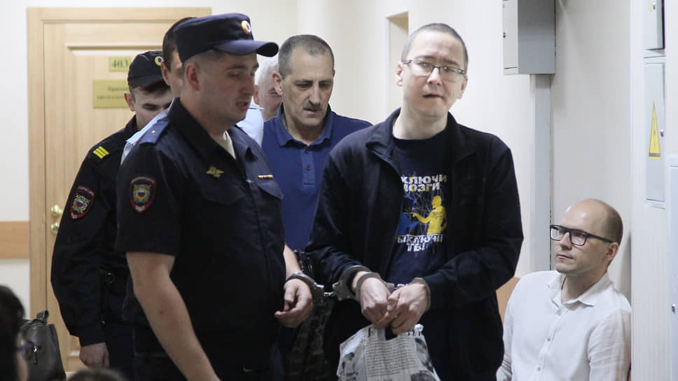 Николай Николюк (на переднем плане в наручниках) предложил предложил суду считать его мошенником, а не коррупционером